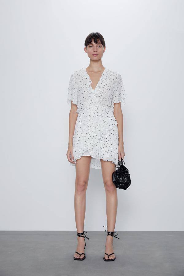 Para las más románticas, Zara ha ideado este mono corto en blanco y con tejido plumeti (29,95 euros). Corre que se agota.