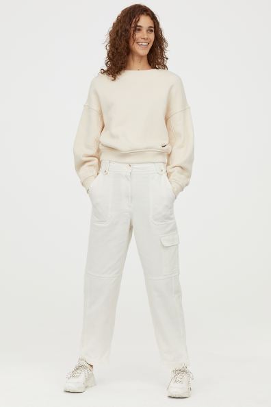 Para un look más casual con mucho estilo: pantalones blancos tipo cargo de H&M. (44,99 euros).