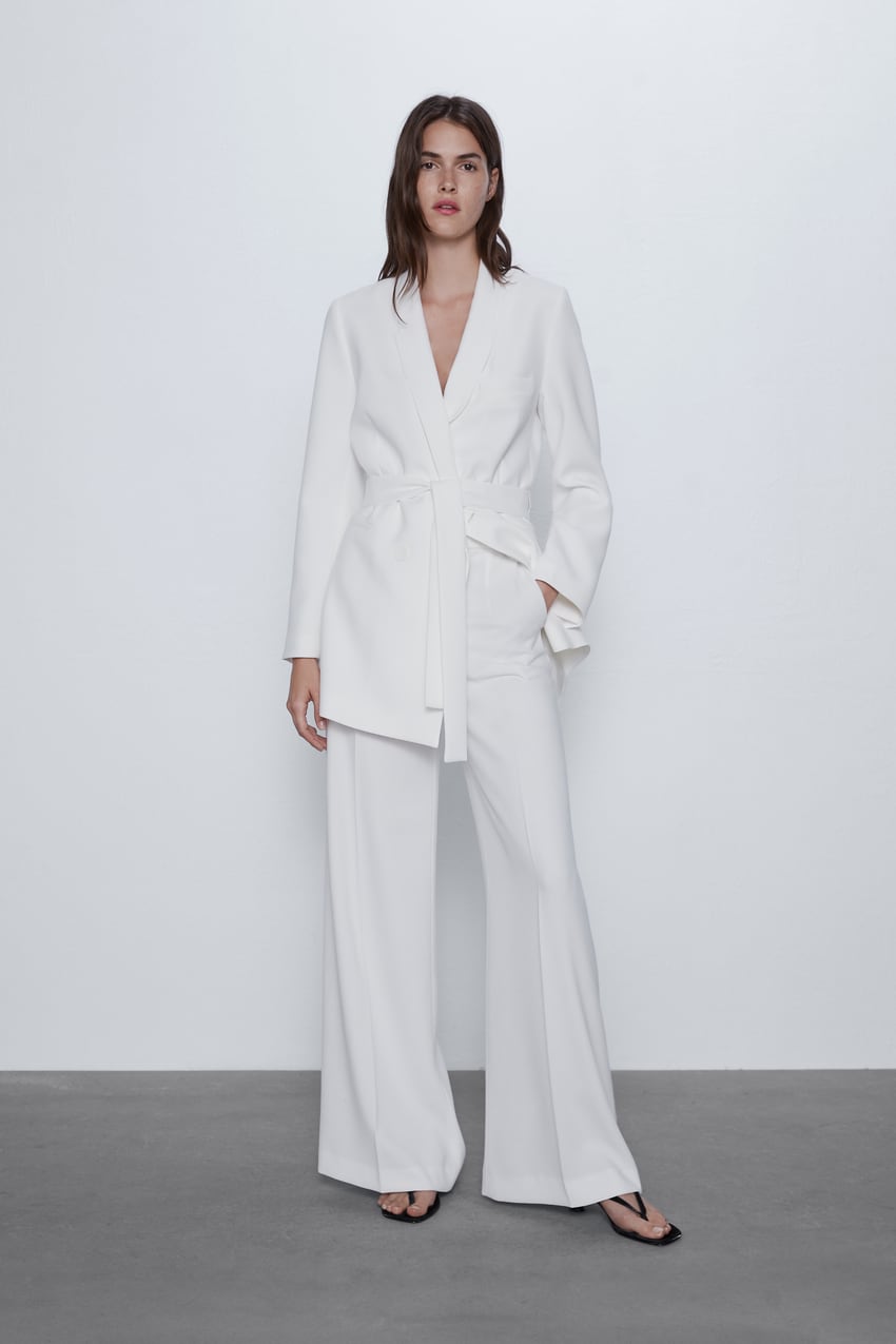 Anchos, fluidos y de corte sastre. Estos pantalones blancos de Zara se ajustarán a cualquier tipo de look. (39,95 euros).