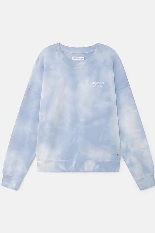 La sudadera que lleva Paula Ordovás tiene un ligero efecto desteñido.