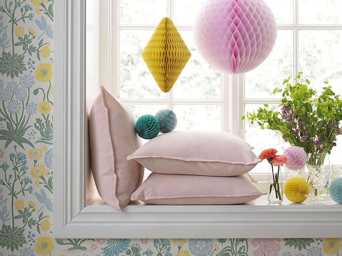 Las decoraciones con papel son también una alternativa de lo más divertida y colorida. ¿Lo mejor? La puedes llevar a cabo con los pequeños de la casa.