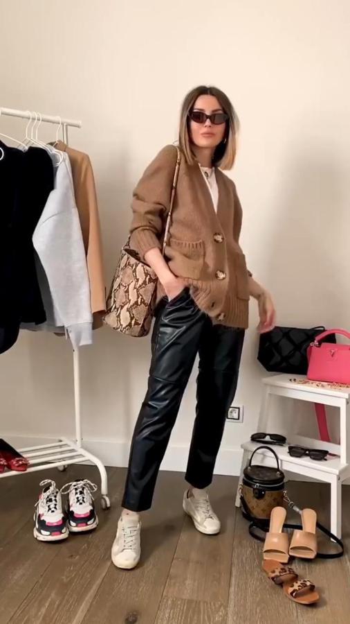 Para las que les gusta ir cómodas, Alexandra demuestra que añadiendo una básica blanca, un cárdigan camel y unas zapatillas blancas, puedes hacer conseguir un comfy ideal.