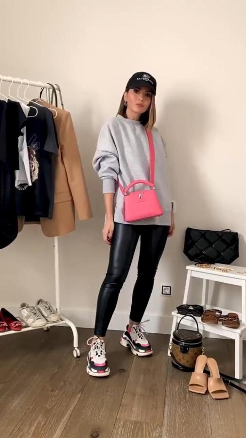 Para las que tienen un estilo más sport, esta es la opción de Alexandra. Unos leggins de efecto piel que combina con unas zapatillas de colores y una sudadera gris de corte oversize. Y de complementos una gorra y un bolso rosa flúor como contraste. ¡Lo más!