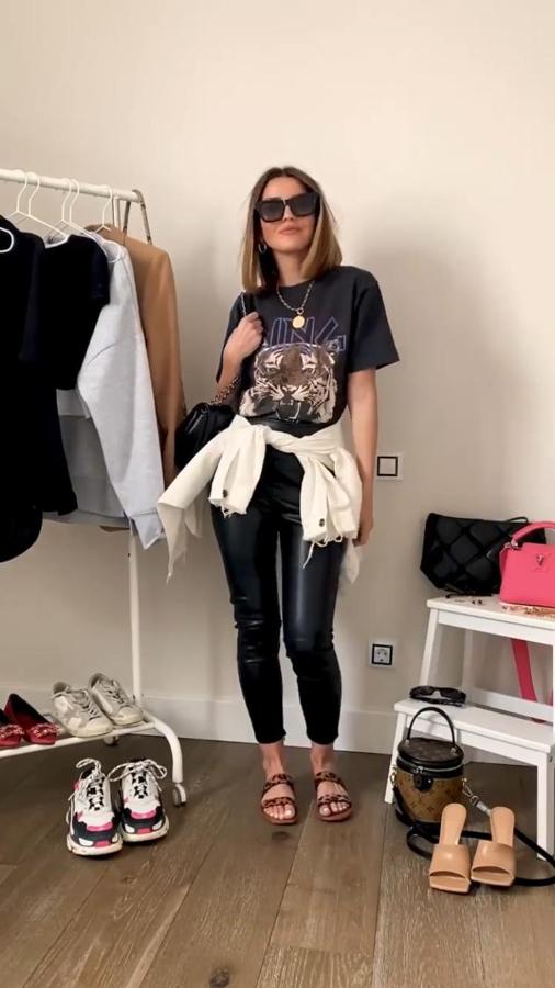Para las calurosas y las que ya busquen inspiración para primavera/verano, la influencer demuestra que también quedan ideales con sandalias y una camiseta estampada.