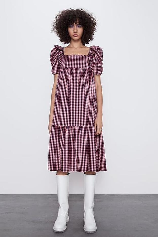 Precioso vestido a cuadros vichy rosa y negro, con mangas farol de Zara.