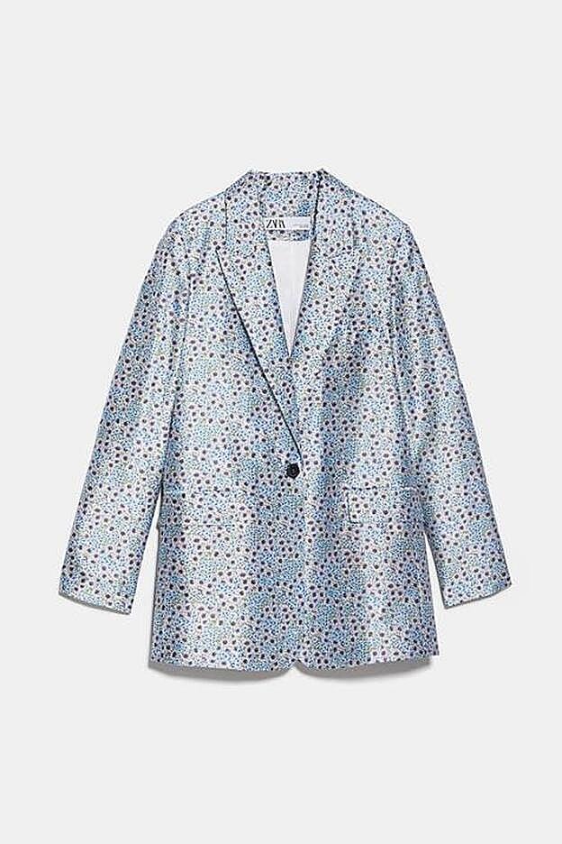 La ventaja de la chaqueta de Zara: el estampado floral es más pequeño y discreto.