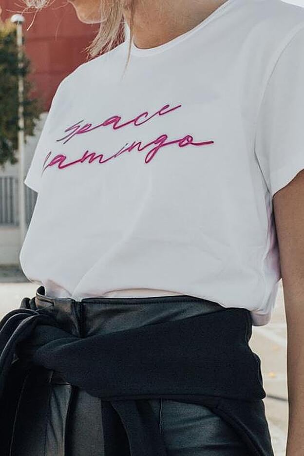 La camiseta que lleva Paula es esta, de su propia marca.