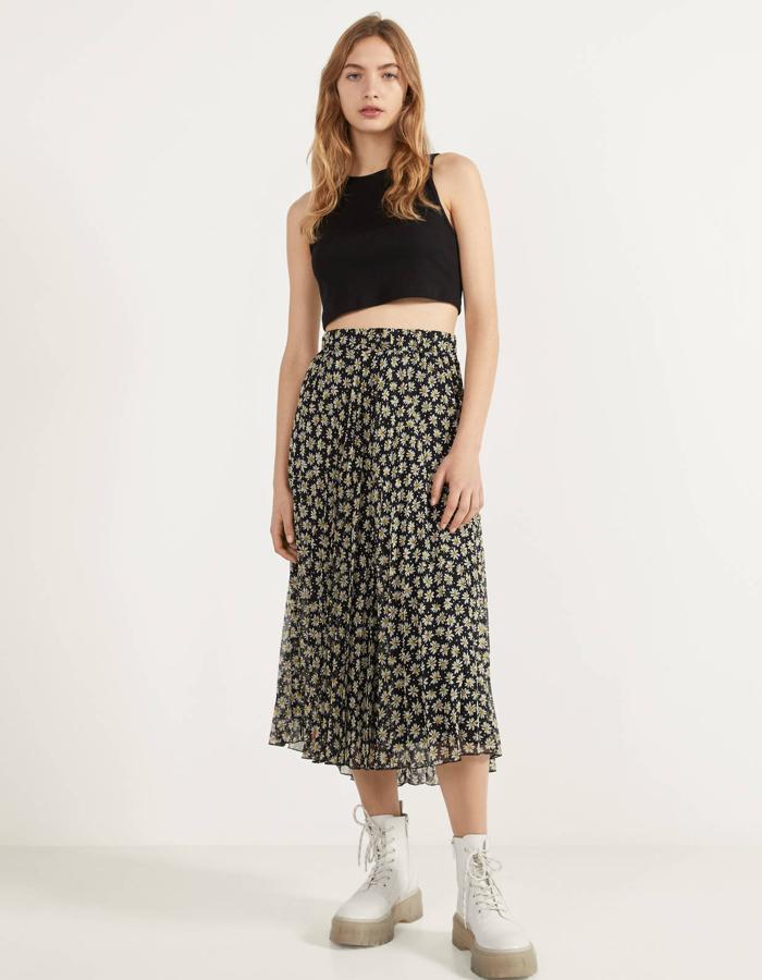 Esta propuesta de Bershka une dos de las tendencias de la temporada: el corte midi y las flores. Con efecto plisado, está disponible desde la talla XS a la L y tiene un precio de 19,99 euros.