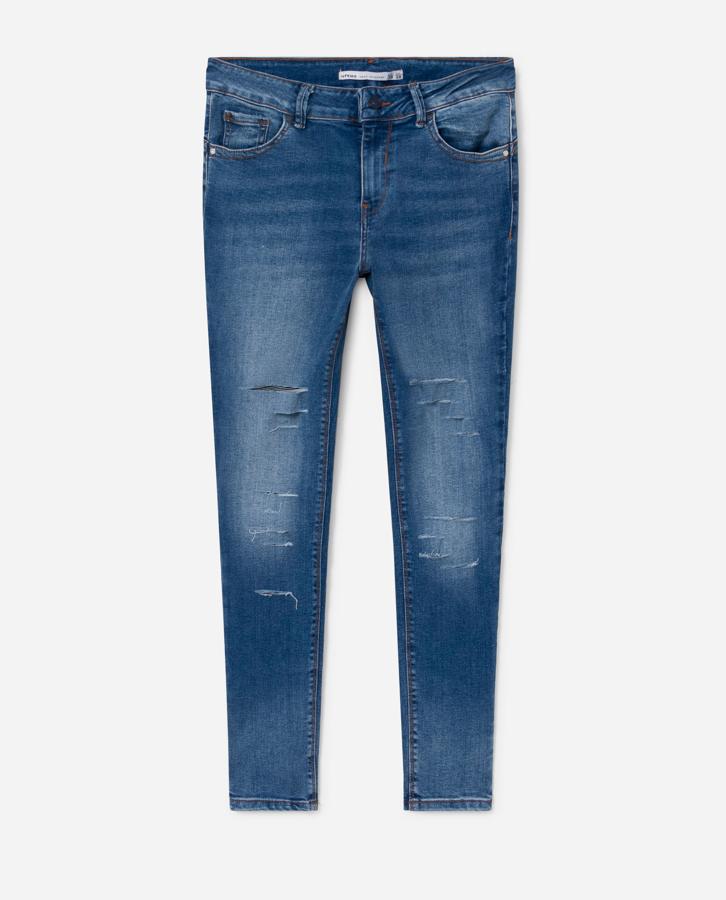 En un fondo de armario nunca puede faltar un pantalón denim skinny. Como este de la colección de Lefties, disponible en varios tonos y con rotos. Cuesta 17,99 euros.