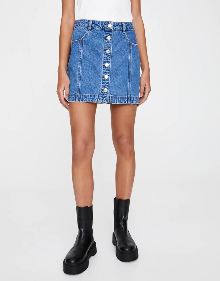 Una minifalda vaquera puede ser el mejor aliado de la temporada. Como esta que propone Pull & Bear, confeccionada en 100% algodón, con botones en la parte delantera, y bolsillos. Está disponible desde la talla XS a la L y tiene un precio de 17,99 euros.