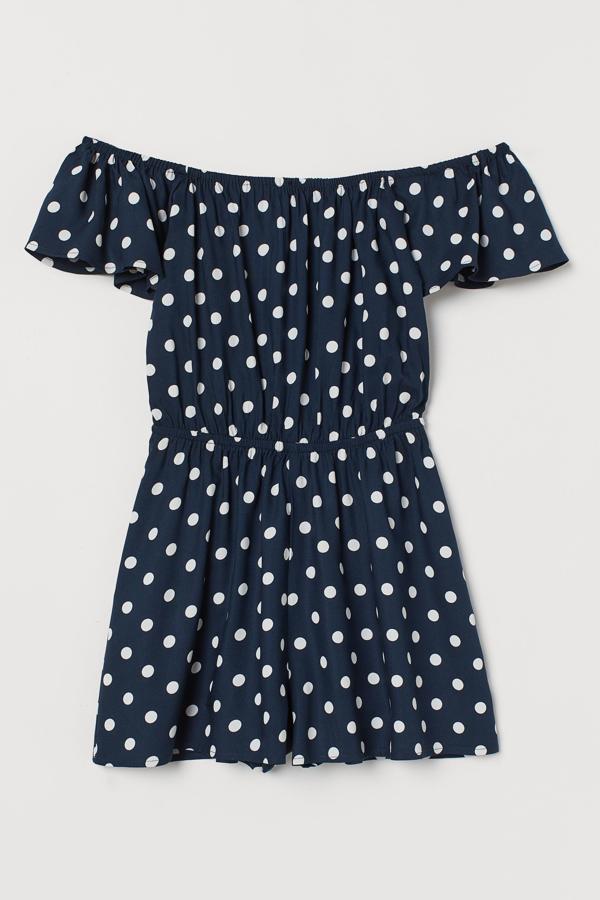 H&M nos hace caer rendidos ante los monos, y nos propone este azul oscuro con lunares en blanco (también está disponible en blanco con rayas). Con los hombros al descubierto y elástico en la cintura, tiene un precio rebajado de 11,99 euros.