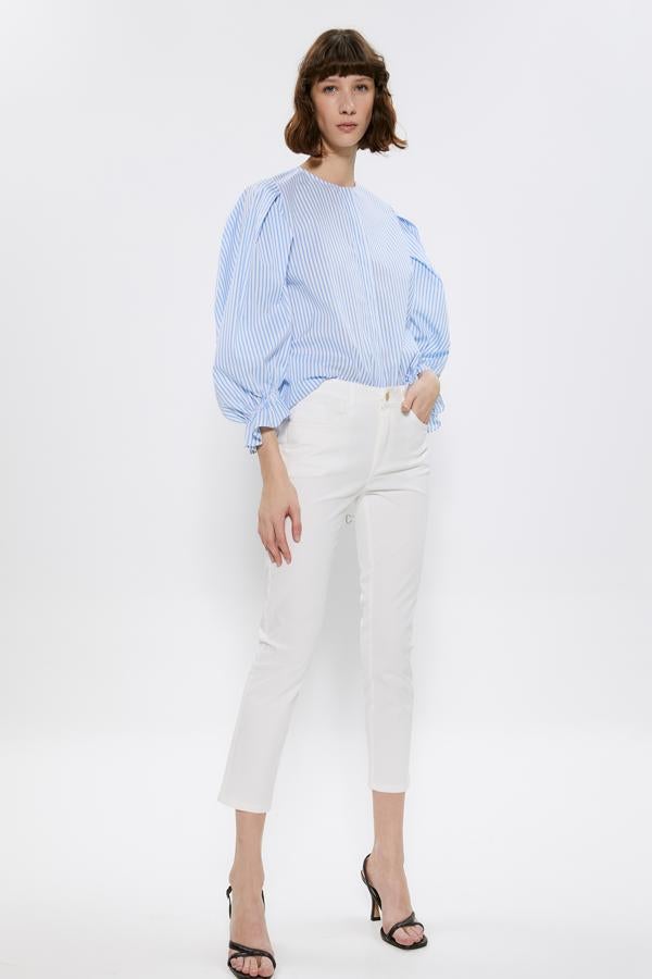 El poder de los pantalones blancos es imparable. Desde hace semanas, marcas como Sfera nos presentan sus propuestas para esta tendencia, como este pantalón capri ajustado en color blanco. Cuesta 19,99 euros.