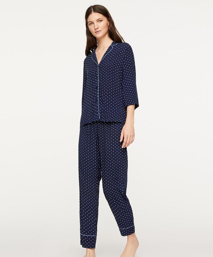 Con estampado de topos en azul marino y blanco, Oysho nos propone este pijama de pantalón largo disponible desde la talla XS a la XXL que cuesta 15,99 euros. A juego, encontramos la camisa con manga 3/4 y cierre de botones, con un precio de 17,99 euros.