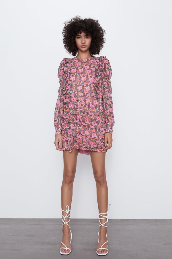 Este primaveral vestido con estampado de flores es otro de los protagonistas de la temporada. Con detalle de volantes y bajo drapeado, tiene un precio de 15,99 euros.