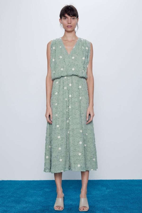 Por 25,99 euros encontramos este vestido midi con escote pico y manga sisa amplia, en tono verde y cierre frontal con botones cerrados. Disponible aún desde la talla XS a la XL.