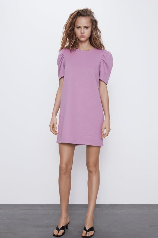 Aunque ya empiezan a faltar algunas tallas de este modelo, todavía estás a tiempo de hacerte con este vestido de felpa en color lila con manga corta abullonada. Tiene un precio increíble: 5,99 euros.