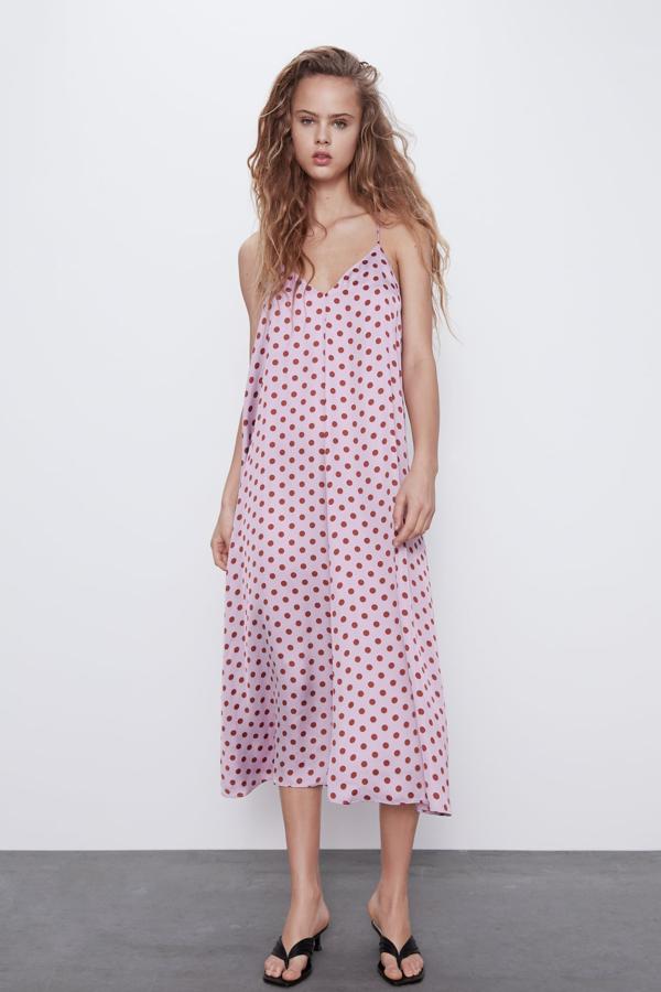 Otro vestido que tiene muchas posibilidades de agotarse es este en tejido fluido en color rosa con lunares, con escote de pico y tirantes finos ajustables. Tiene un precio de 15,99 euros.