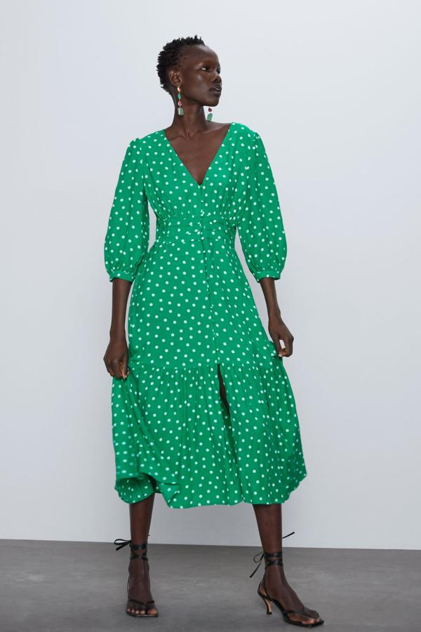 En color verde con lunares blancos, este vestido midi con escote de pico y manga abullonada al codo será uno de los reyes de la primavera. Con un precio de 19,99 euros, está disponible aún de la talla XS a la L.