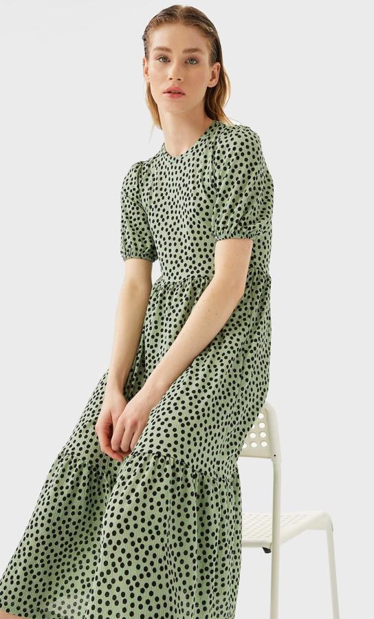 Stradivarius también presenta sus vestidos de corte midi, como este en color verde con topos en negro, con manga abullonada. También disponible en otros tonos, tienen un precio de 17,99 euros.
