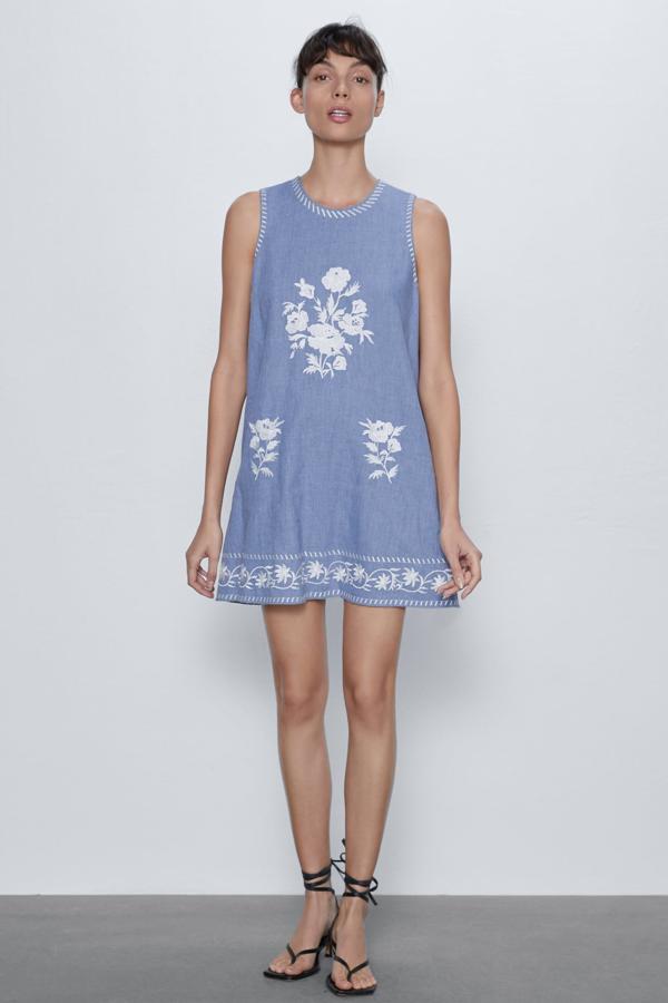 En color azul con bordados en blanco, este minivestido con manga sisa y cuello redondo aún está disponible en todas sus tallas (desde la XS a la XXL) y tiene un precio de 15,99 euros.
