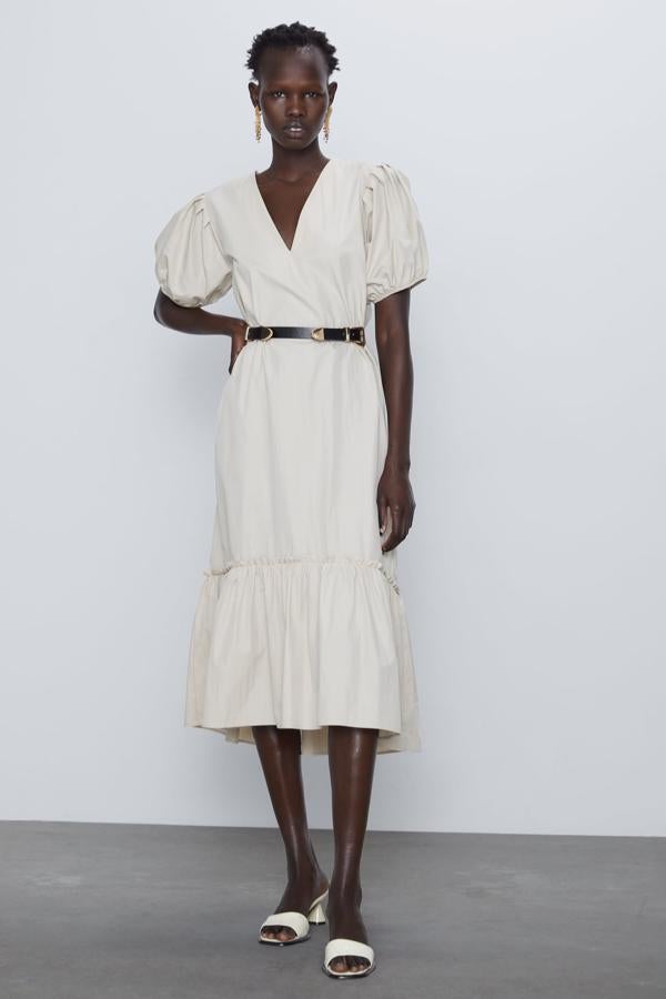 Si quieres hacerte con este vestido con escote de pico y manga corta abullonada vas a tener que correr. Quedan pocas tallas de este modelo, que ahora tiene un precio de 19,99 euros.