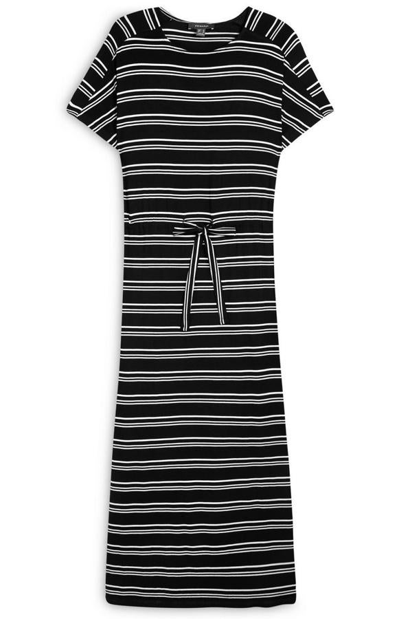 Si las rayas son uno de los básicos de la primavera, este vestido en blanco y negro de Primark será una de las claves de tu fondo de armario. Con un precio de 14,00 euros, cuenta con una cinta para ceñir a la cintura.