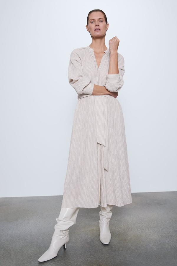 En color arena, este vestido midi con cuello redondo y escote pico cuenta con detalle de cinturón del mismo tejido. Con un precio de 19,99 euros, aún está disponible en todas sus tallas, de la XS a la XXL.