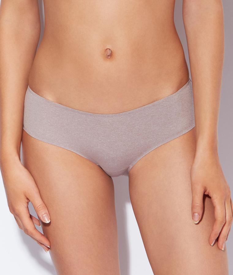 En color topo o en gris,  este culote de microfibra de Etam  no tiene costuras y se adapta perfectamente a tu cuerpo. Tiene un precio de 10,99 euros.