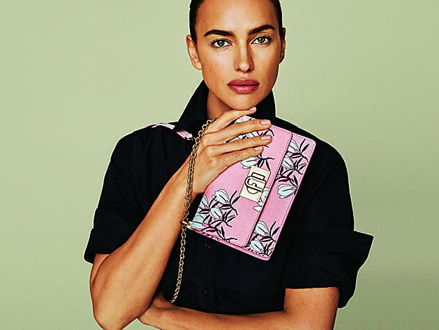 La modelo es imagen de la nueva colección de bolsos de la firma italiana Furla.