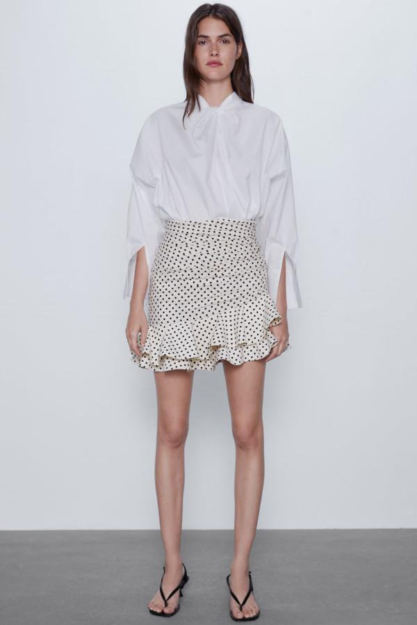 Hace unos días, era  Mery Turiel  la que nos conquistaba con esta falda. De tiro alto y con bajo acabado en volantes, este diseño de Zara en color vainilla con topos negros tiene un precio de 39,95 euros y está disponible desde la talla XS a la XL.