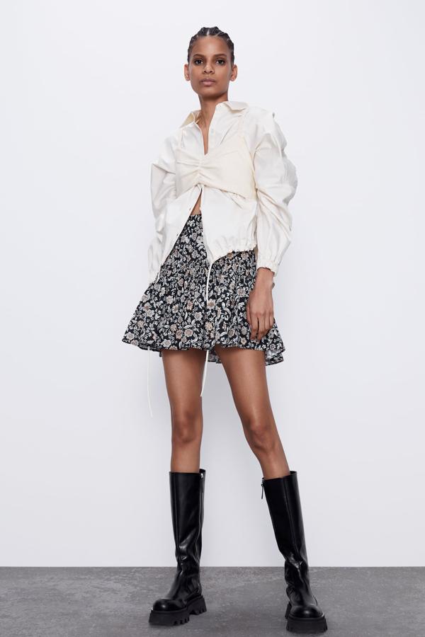 Esta falda mini de tiro alto con cintura elástica fue la elección de Paula Echevarría. Con acabado en volantes, es de Zara y está disponible desde la talla XS a la XL. Cuesta 22,95 euros.