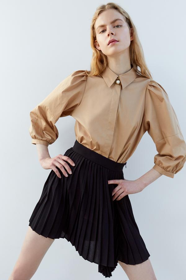 Sfera nos propone esta minifalda plisada asimétrica en color negro. Con cierre lateral con cremallera, está disponible en las tallas S, M y L, y tiene un precio de 29,99 euros.