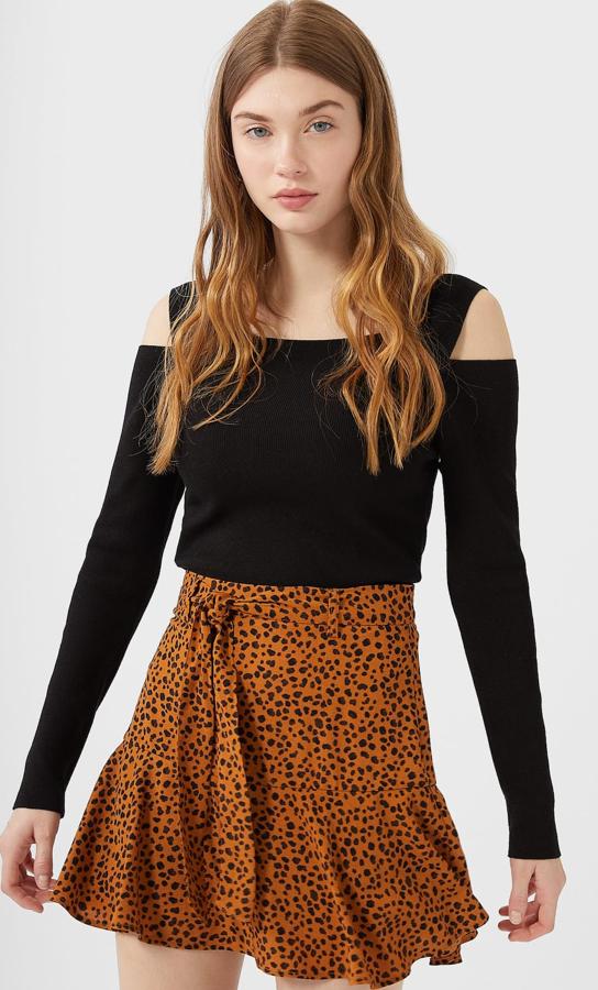 Esta minifalda es una gran opción para estar en casa. Con unos shorts incorporados, esta propuesta de Stradivarius en color camel con manchas en negro, cuenta con cinturón de lazo y volantes en el bajo. Tiene un precio de 15,99 euros.