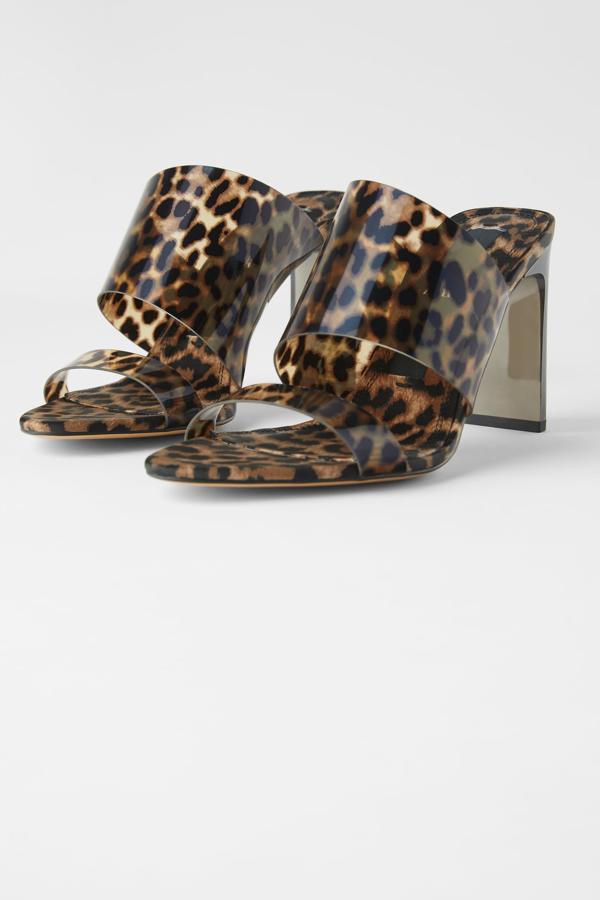 Este mule con tacón plano rectangular de metacrilato de 10 centímetros se está ganando muchos admiradores. Con estampado de leopardo tanto en planta como en las bandas de vinilo del empeine, tiene un precio de 29,95 euros.
