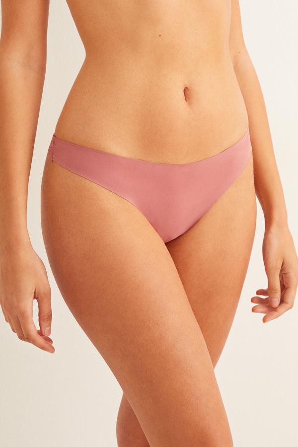Tanga en color rosa con la parte delantera de microfibra y la parte trasera de encaje floral. De tacto suave y ligero, es de Women´ secret y está rebajado a 7,99 euros.