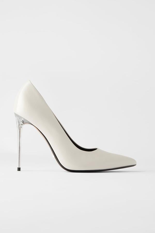 Con 10,5 centímetros de altura, este zapato blanco destaca por su alto tacón de metacrilato transparente. Tiene un precio de 29,95 euros.