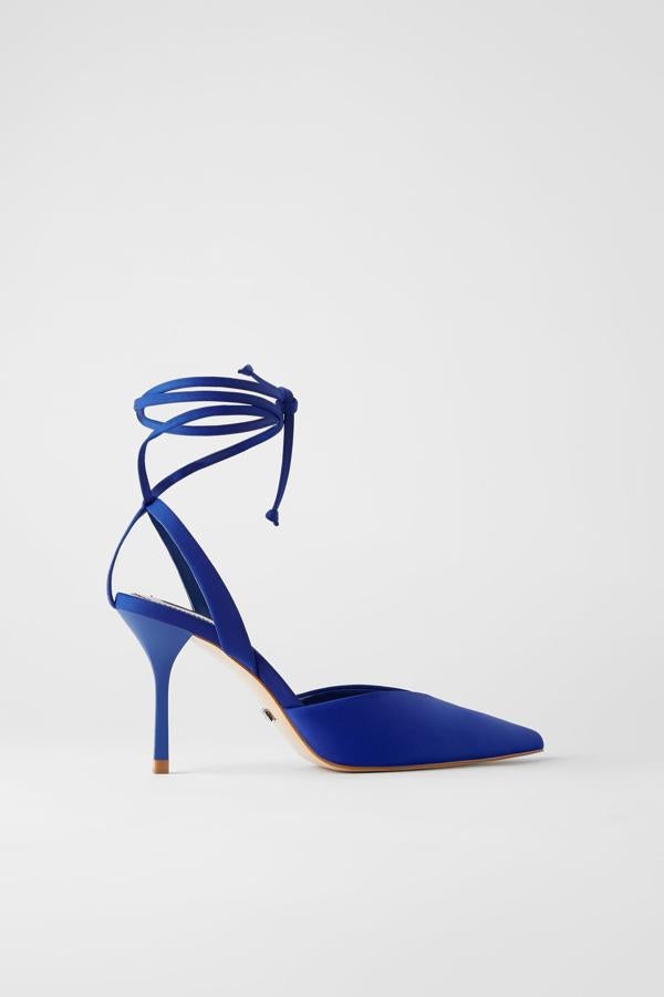 Con escote en V en la parte delantera, estos zapatos de tacón están disponibles en azul, fucsia y negro. Acabados en punta, tienen un tacón de 9,3 centímetros y se cierran mediante atado al tobillo. Cuestan 29,95 euros.