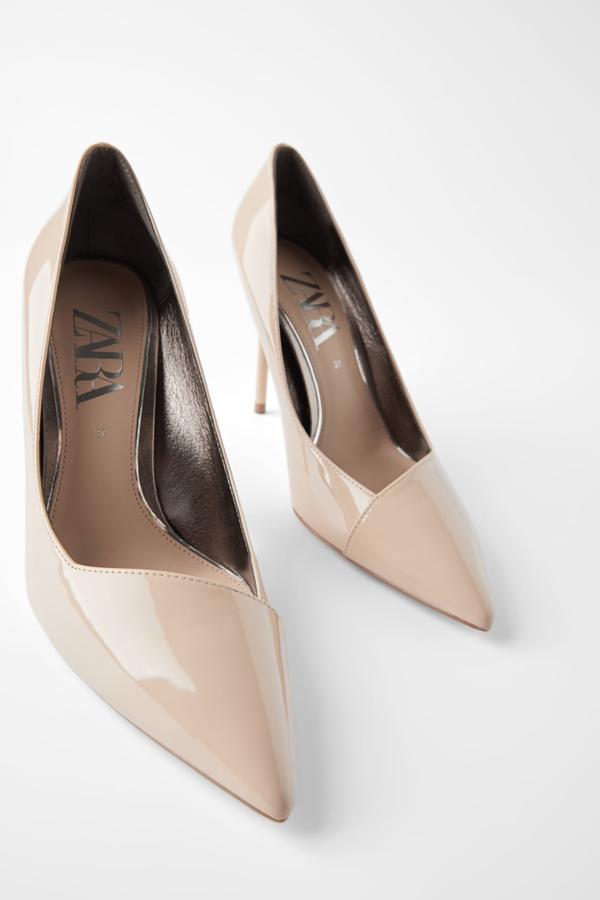 De charol en color beige, estos zapatos con corte asimétrico y tacón fino forrado (de 9,5 centímetros de altura) prometen ser un imprescindible de los grandes eventos de la temporada. Tiene un precio de 29,95 euros.