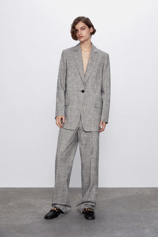 Otra de las propuestas de Zara es esta blazer de cuadros con bolsillos delanteros de solapa y cierre con botón a contraste. Pertenece a la colección sostenible de Inditex, Join Life, al estar confeccionada con algodón reciclado y tiene un precio de 59,95 euros. Está disponible entre las tallas XS y L.