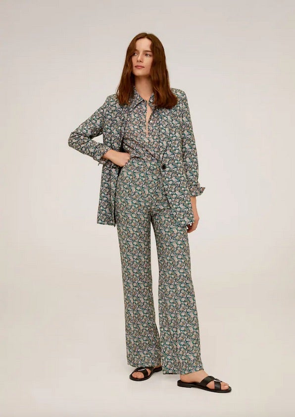 Porque no solo de estampados de cuadros vive la moda, Mango ha apostado por este original y florido estampado de diseño estructurado. Cuesta 49,99 euros y está disponible entre las tallas XS y XL.