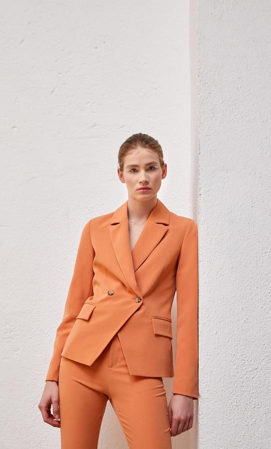 Otra de las apuestas más coloridas de esta selección viene de Stradivarius en color naranja melocotón. Con doble botonadura jaspeada cruzada y bolsillos de solapa, este original díselo de cierre acabado en V invertida, cuesta 29,99 euros y está disponible en las tallas S, M y L.