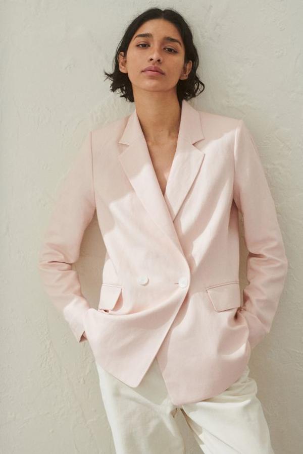 Rosa empolvado para esta americana de doble botonadura con corte recto y solapas con muesca en el escote. Es de H&M, cuesta 29,99 euros y está disponible entre las tallas 32 y 50.