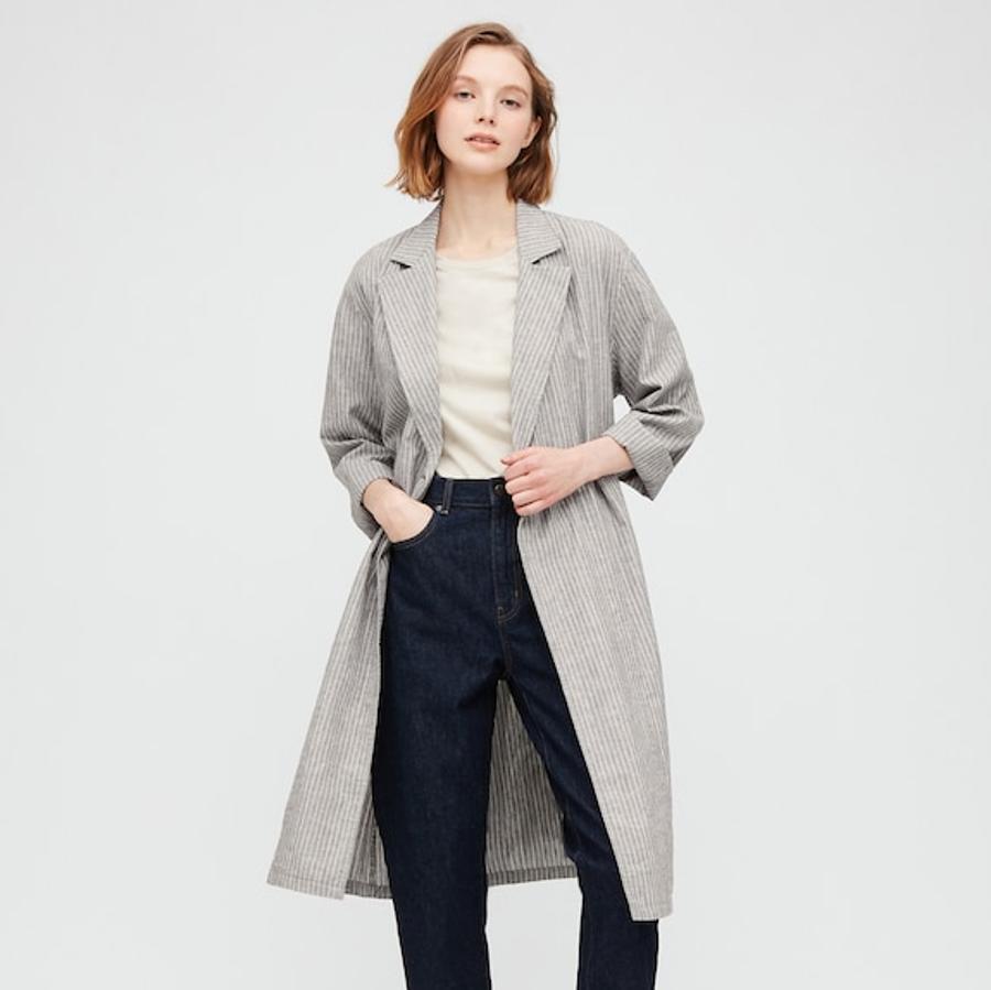 Lo llaman abrigo pero en realidad es un cruce entre una blazer larga y una trench. Es de Uniqlo, está disponible en oliva, azul grisáceo y beige, pero nuestro favorito es este en gris oscuro con rayas. Cuesta 49,90 euros y está disponible entre las tallas XXS y XXL.