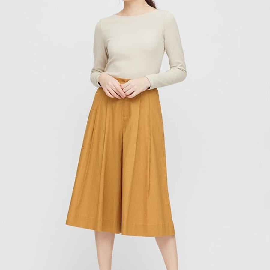 Los pantalones culotte son una de las propuestas más veraniegas de nuestras firmas favoritas, y estos de Uniqlo confeccionados en lino y algodón nos parecen de lo más favorecedor. Cuestan 29,90 euros, están disponibles entre las tallas XXS y XXL y en mostaza, azul marino, marrón, oliva y blanco.