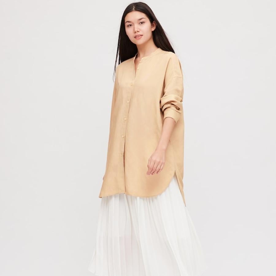 ¿Hay algo más veraniego que una túnica con cuello Mao? Nosotras creemos que no y en Uniqlo hemos encontrado esta en color beige por 29,90 euros. También está disponible en negro, blanco y gris, entre las tallas XXS y XXL.