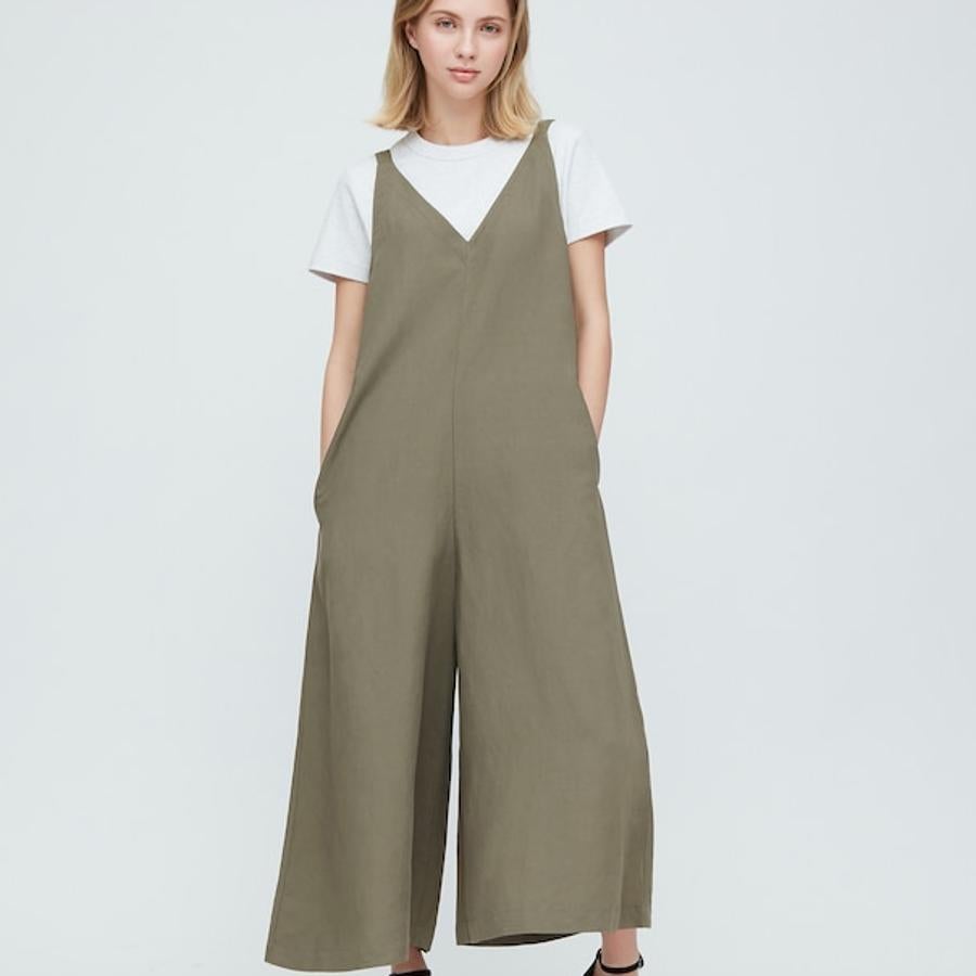 Entre las propuestas más cómodas para nuestros looks primaverales esta esté mono de Uniqlo que cuesta 39,90 euros y que se ha lanzado en tres tonos, oliva, negro y azul. Disponibles entre las tallas XXS y XL.