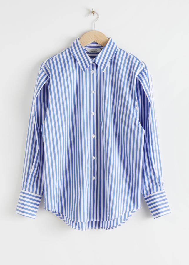 Como si le hubieras cogido la camisa a tu chico, pero mucho más sofisticada. Es de & Other Stories (59 euros).