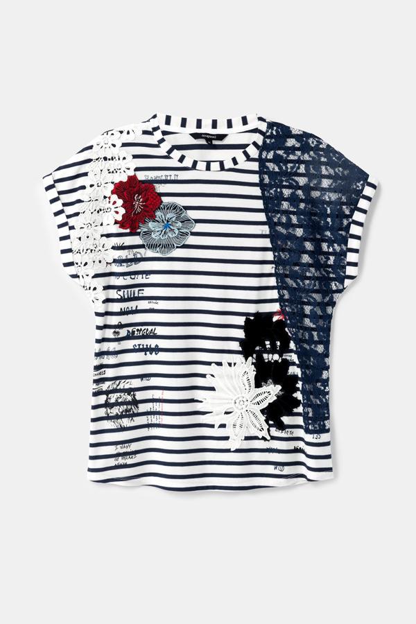 Las camisetas de rayas son un claro ejemplo de la prenda perfecta de fondo de armario tanto de primavera como de verano.  Esta, además, tiene aplicaciones de flores y encaje  (59,95 euros).