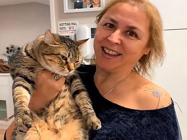 Megan Maxwell con una de sus mascotas, con quienes pasa el encierro de la cuarentena, además de con su hija, Sandra.