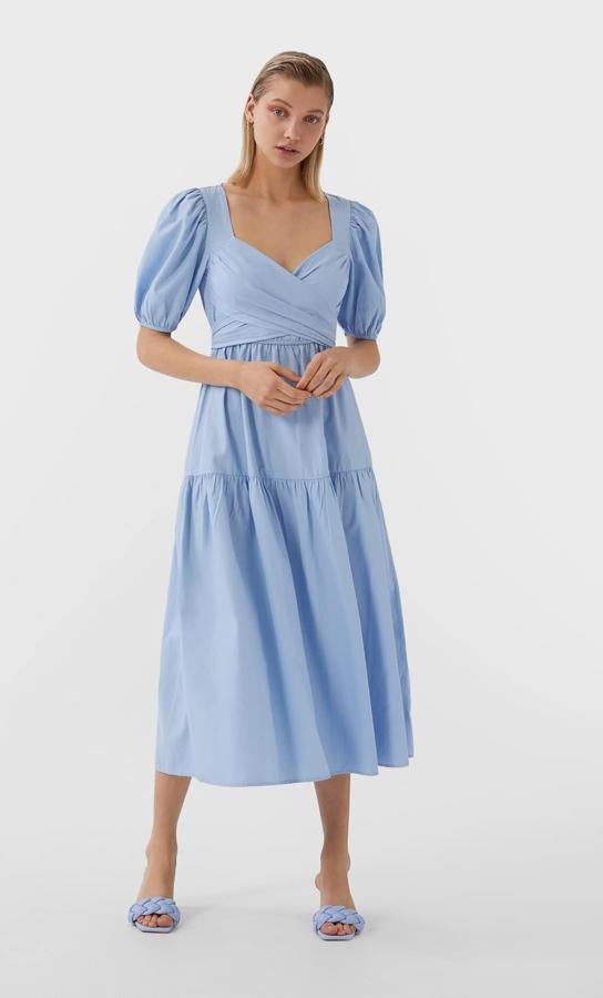 Vestido popelín en azul bebé. ¿Apuestas por el look monocolor al completo? Las sandalias son la clave. De Stradivarius, (29,99 euros).